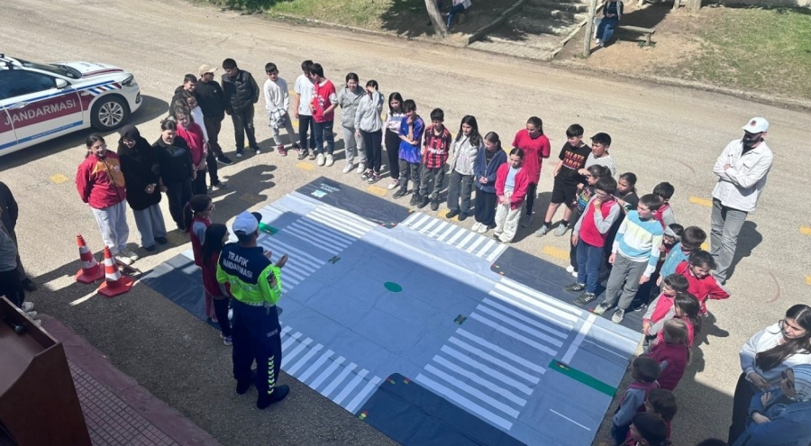 Karacabey'de Trafik Haftası kapsamında çocuklara eğitim verildi