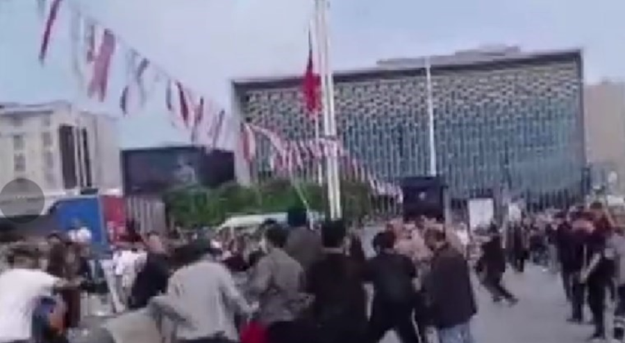 Taksim'de iki grup tekme tokat birbirine girdi
