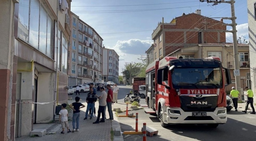 Tamir ettiği arabasının altında kalarak can verdi