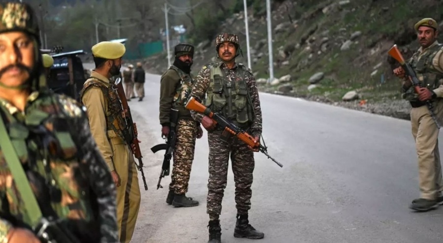 Pakistan'da askeri araca bombalı saldırı: Çok sayıda can kaybı var