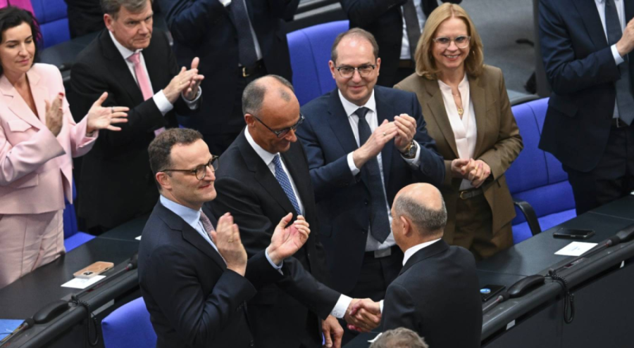 Scholz görevini Merz'e devretti