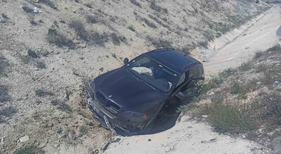 Darende'de araç yol kenarına devrildi