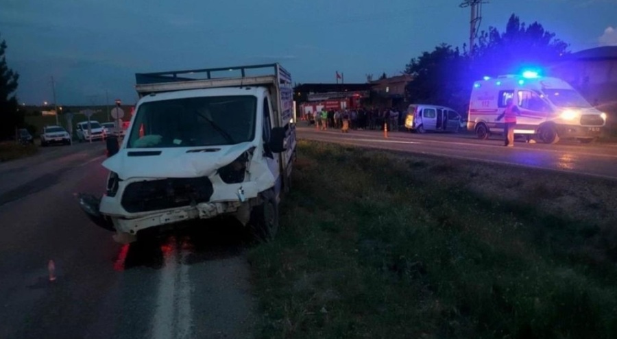 Kamyon ile kamyonet çarpıştı: Çok sayıda yaralı