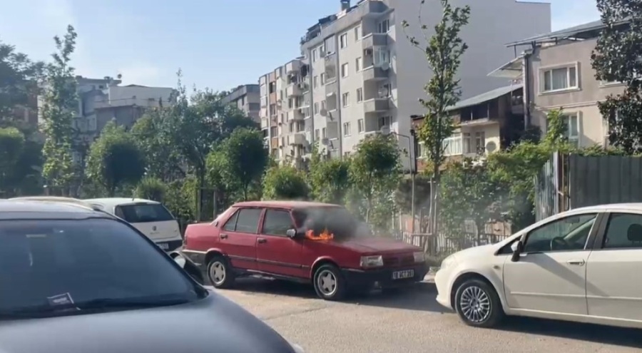 Bursa'da park halindeki otomobil alev alev yandı
