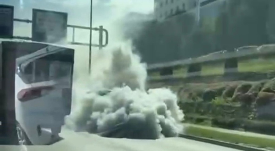 Bursa'da arıza yapan araç trafiği dumana kattı!