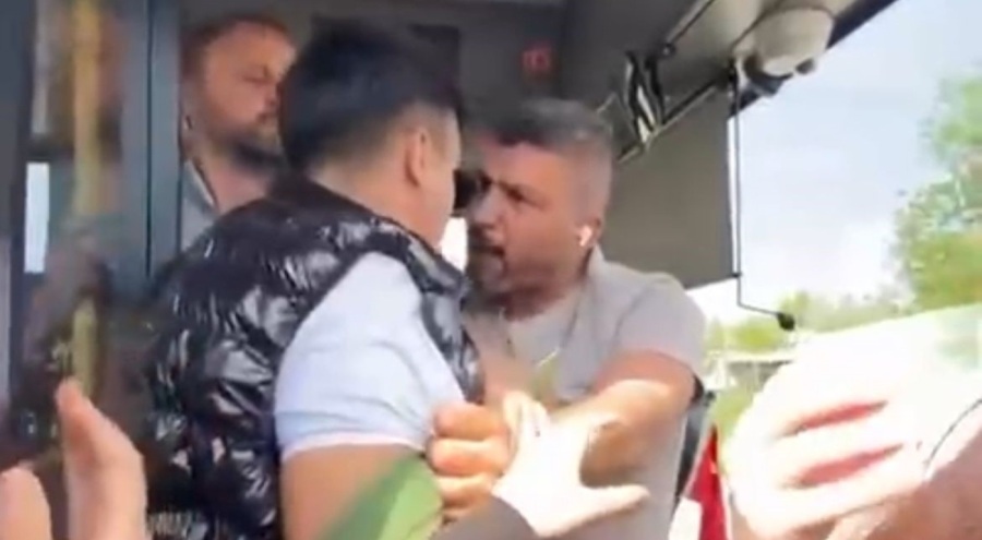 Bursa'da lise öğrencisi tartıştığı otobüs şoförünün üzerine yürüdü, arkadaşları o anları kayda aldı