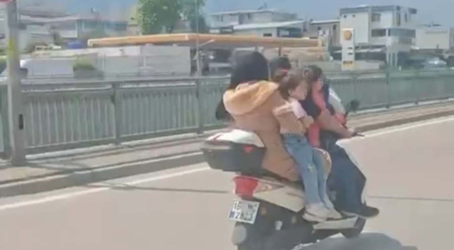 Bursa'da motosiklete 5 kişi binen aile korkuttu!