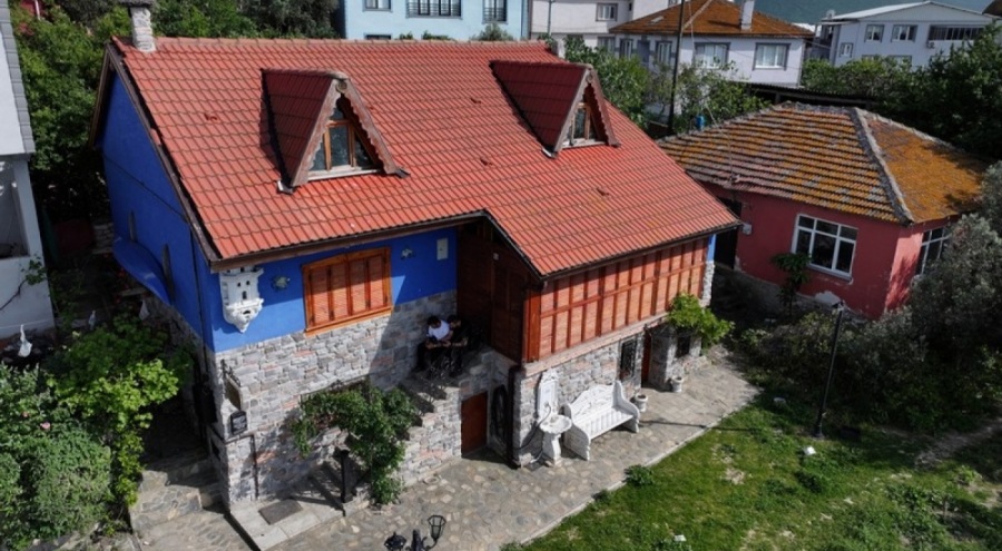 Bursa'da babasından öğrendiği ahşap ustalığıyla eski evleri geleceğe taşıyor