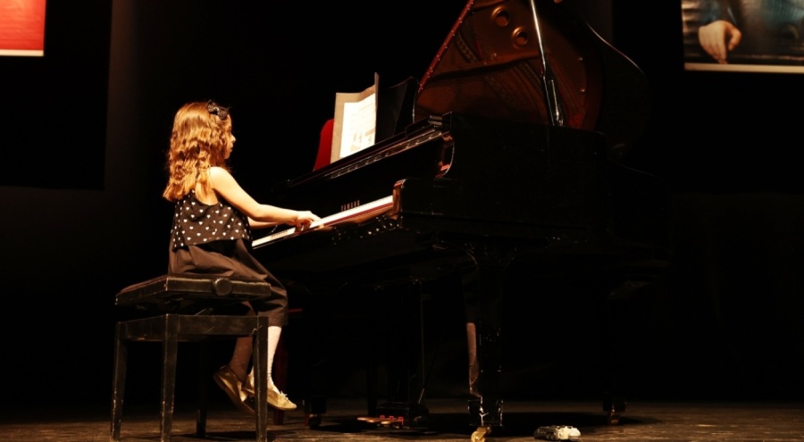Nilüfer Belediyesi Müzik Eğitim Çalışmaları öğrencilerinden yıl sonu performansı