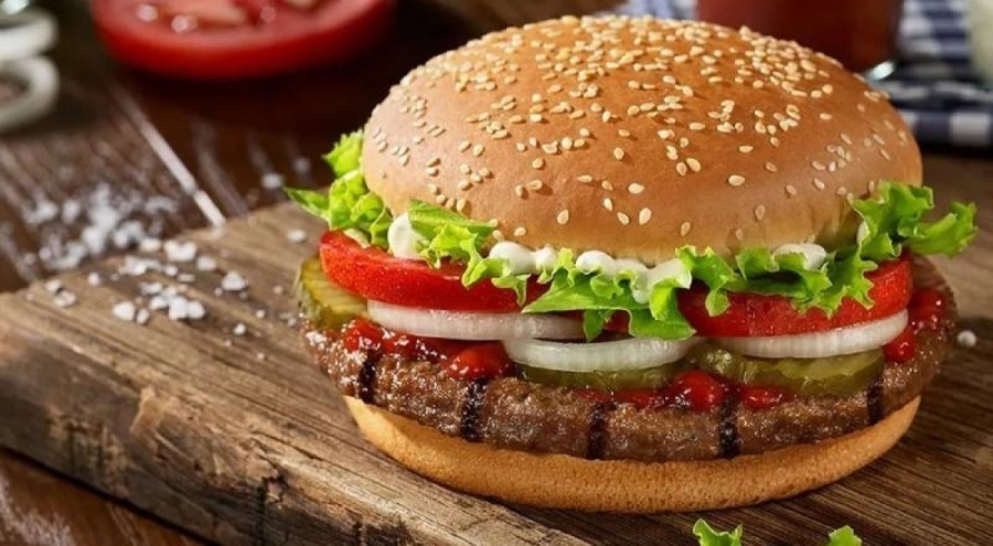Burger King'e dava! Hamburgerleri olduğundan büyük gösteriyor