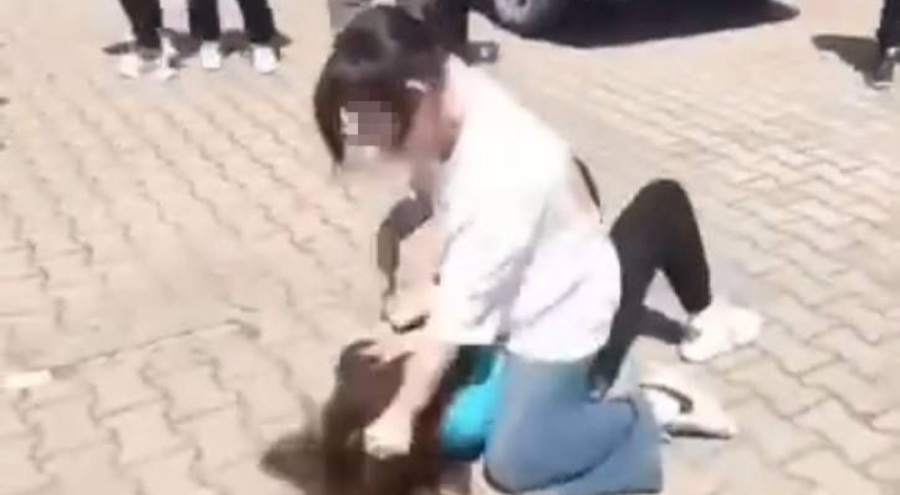 Bursa'da ortaokul öğrencisi kız, okul arkadaşını darp edip yerde sürükledi
