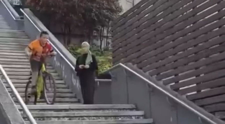Bursa'da 10 yaşındaki çocuk Tophane merdivenlerinden bisikletle indi