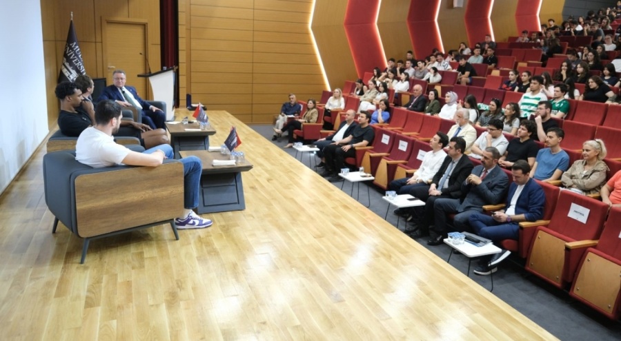 Bursaspor Basketbol Başkanı Sezgin Mudanya Üniversitesi'nde öğrenciler ile bir araya geldi