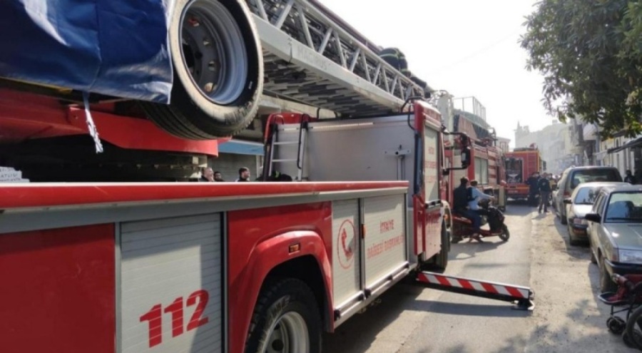 Düzce'de çıkan yangında 2 katlı ev, ahır ve traktör yandı