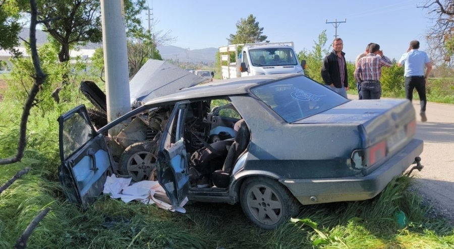 Otomobil elektrik direğine çarptı: 2 yaralı