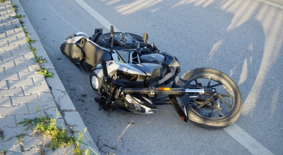 Motosiklet trafik levhasına çarptı: Biri ağır iki yaralı!
