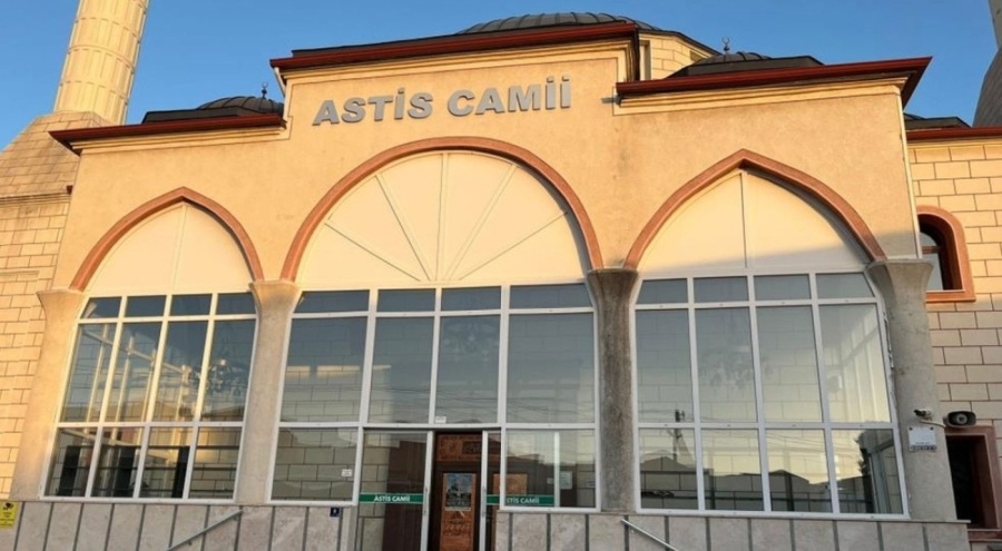 Cemaate öğle namazını kıldıran müezzin kalp krizi geçirip hayatını kaybetti