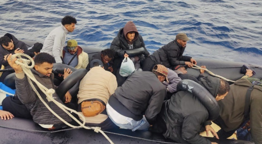 İzmir açıklarında 24 kaçak göçmen yakalandı