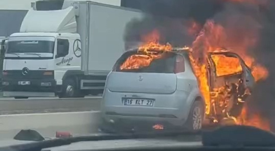 Bursa'da seyir halindeki otomobil alev topuna döndü