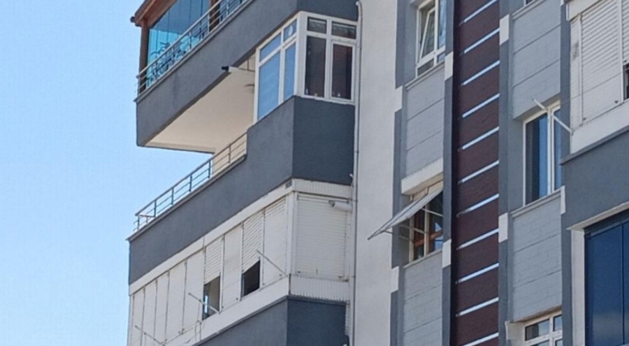 Ailesinin eski kocasıyla barışma ısrarlarına öfkelenen genç kadın 4. kattan atladı