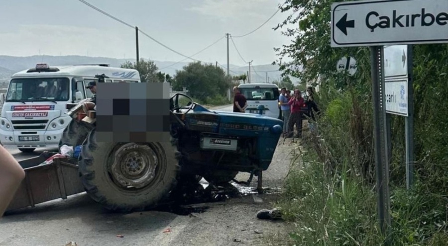 Motosikletle traktör çarpıştı: 3 ölü