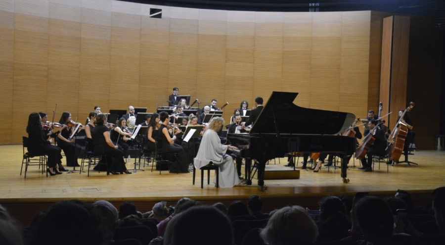 Piyanist Gülsin Onay, Bursa'da sahne aldı