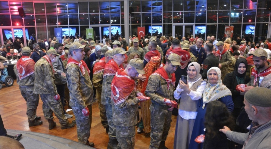 Bursa'da engelli gençlere temsili askerlik kına gecesi düzenlendi