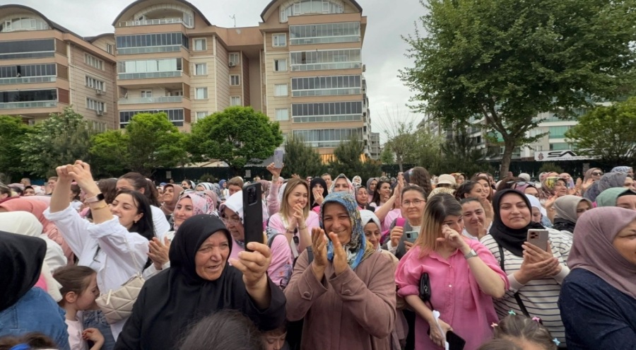 Bursa'da bin 100 öğrenciden anneleri ağlatan sürpriz