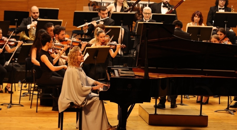 Nilüfer Senfoni Orkestrası'nın ilk konserinde Gülsin Onay sahne aldı