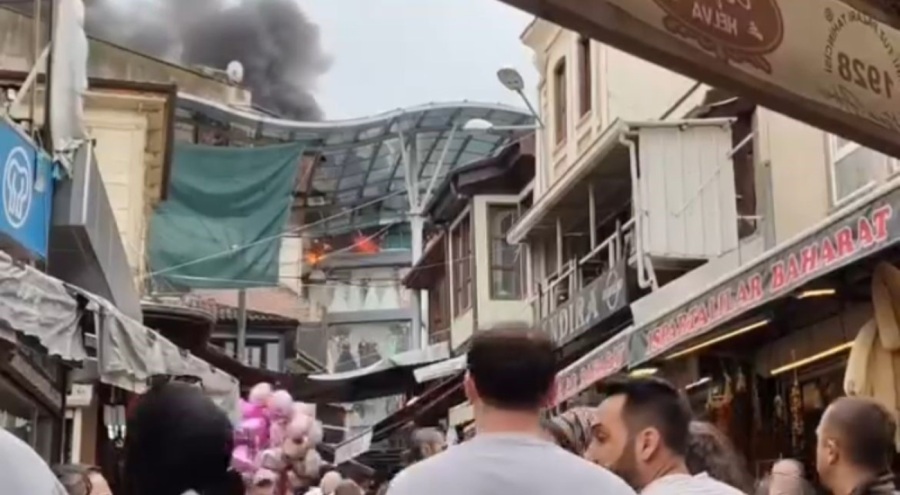 Bursa'da Tarihi Uzun Çarşı'da korkutan yangın!