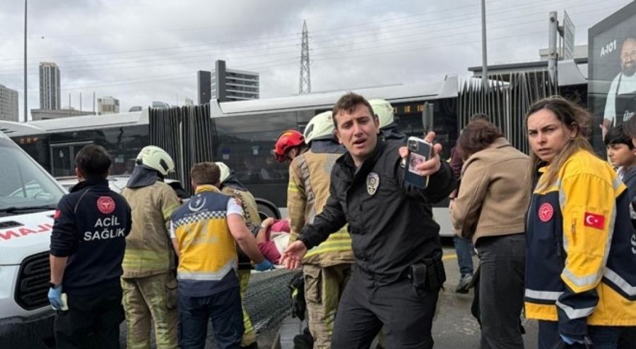 İki metrobüs çarpıştı: 1 kişi öldü, çok sayıda yaralı var!