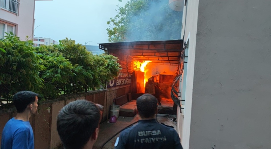Bursa'da öğrenci yurdunun ardiyesinde yangın!