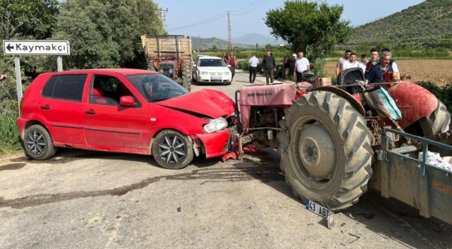 Traktör ile otomobil çarpıştı: 4 kişi yaralandı