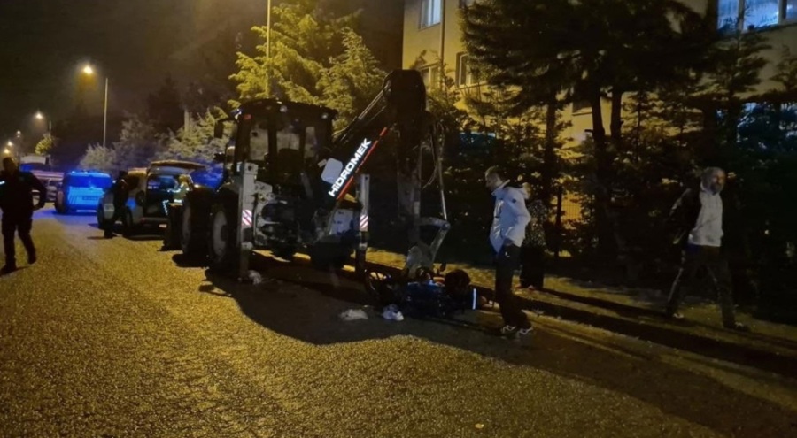 Motosiklet, park halindeki iş makinesine çarptı