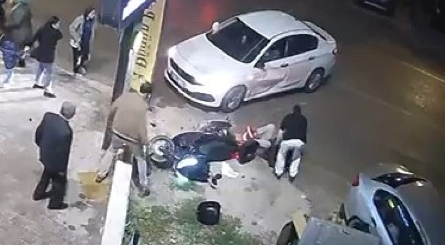 Bursa'da otomobille motosikletin çarpıştığı kaza kamerada!