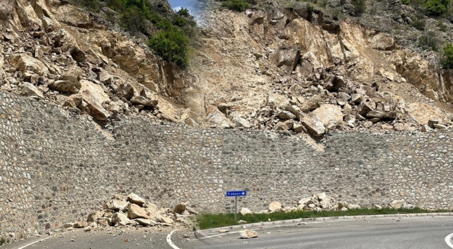 Gümüşhane'de heyelan sebebiyle mahalle yolu ulaşıma kapatıldı