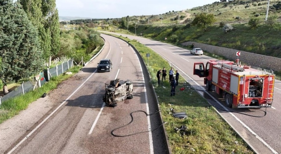 Trafik kazasında bir anne hayatını kaybetti, eşi ve oğlu ağır yaralandı