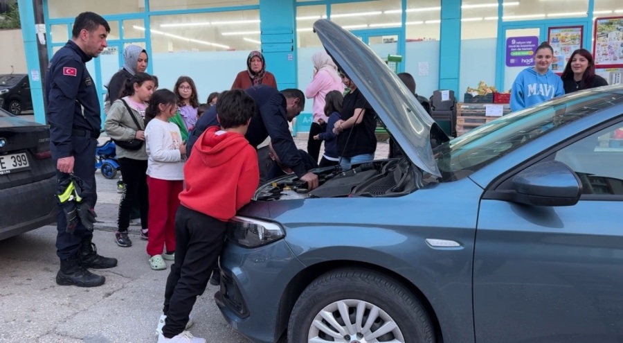 Bursa'da otomobilin motoruna giren kedi, yaklaşık 2 saat sonra çıkarıldı