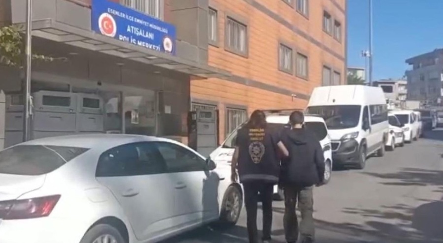 Elinde satırla gezen çocuk yakalandı