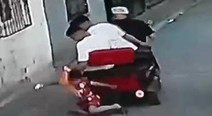 Galatasaray formalı çocuğu sokakta yerde sürüklediler