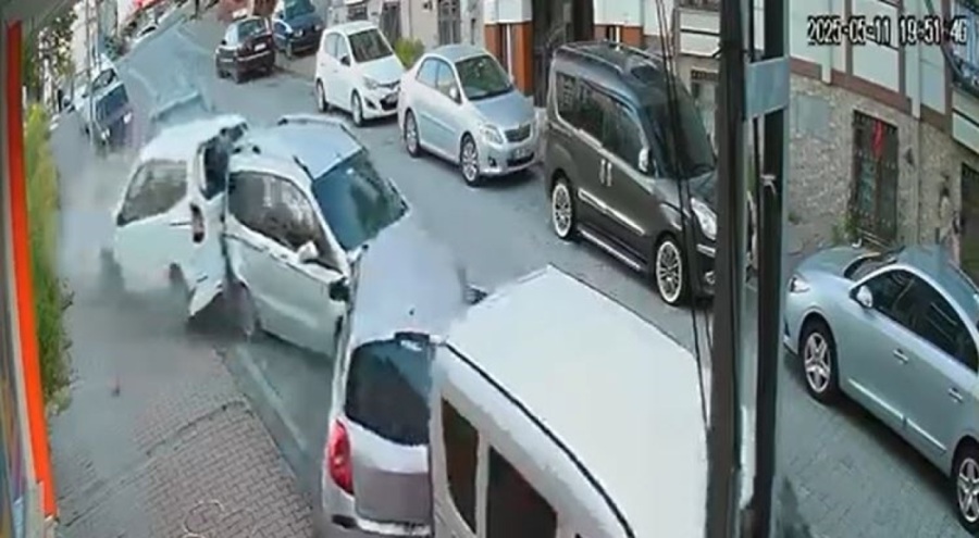 Kontrolden çıkan otomobil park halindeki araçlara çarptı