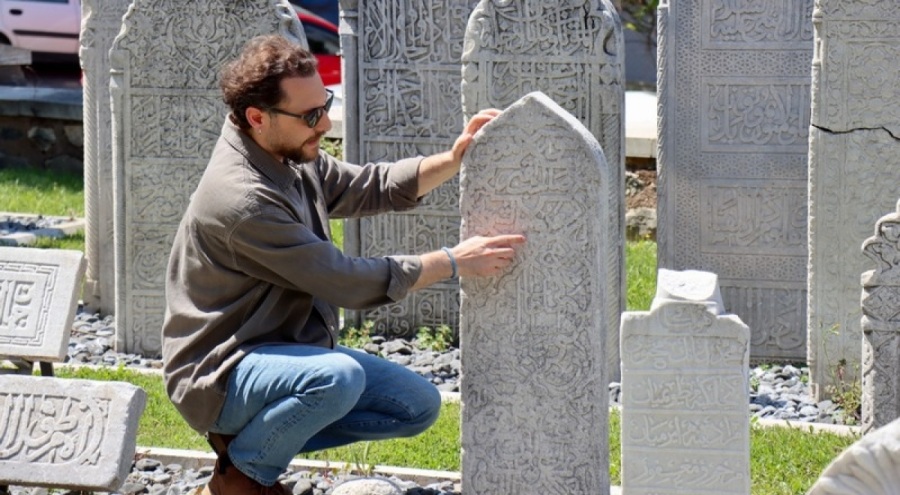 Fatih Sultan Mehmet'in ressamı Sinan Bey'in mezar taşı Bursa'da korunuyor