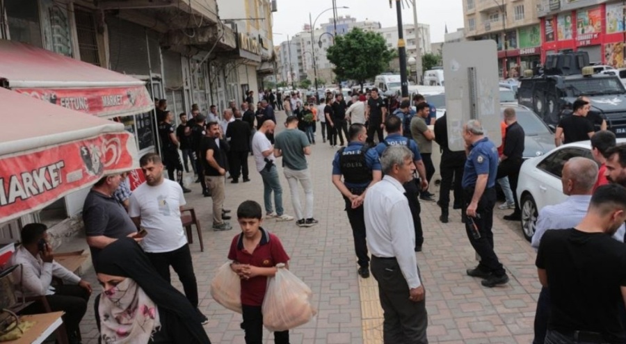 Husumetli grupların bıçaklı kavgasında kan aktı