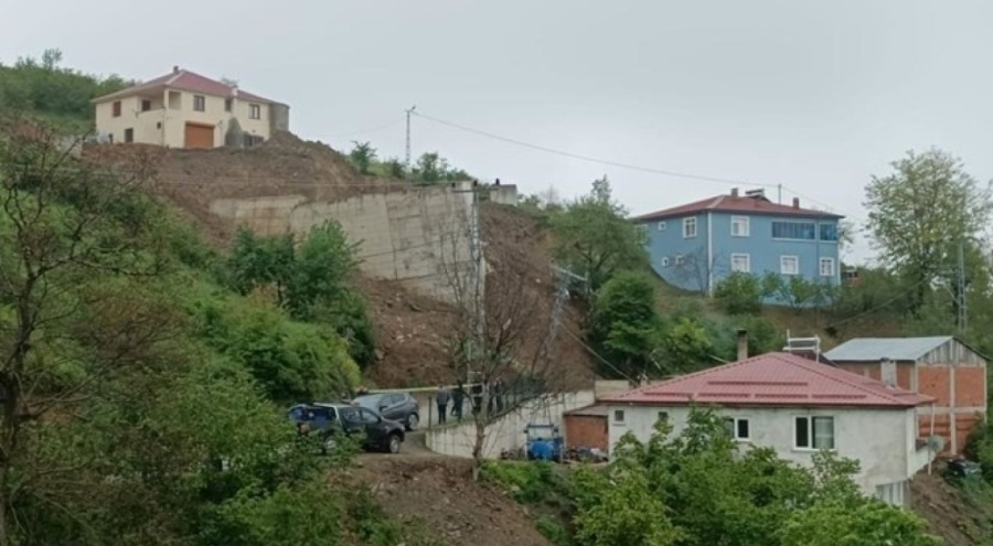 Samsun'da toprak kayması sonucu istinat duvarı çöktü, bir ev tahliye edildi