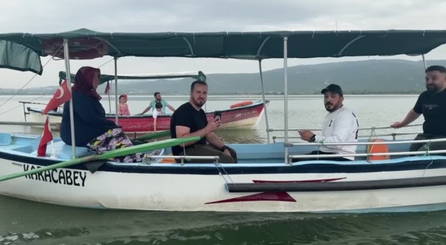 "Küçük Venedik"in kayıkçı kadınları Uluabat Gölü'nde turistleri gezdiriyor