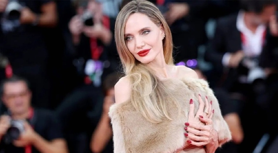 Angelina Jolie 'vaftiz anne' oldu