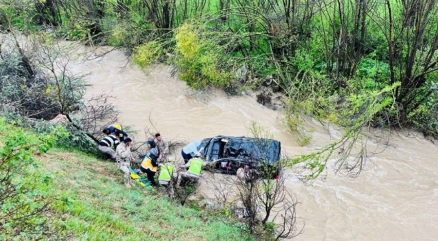 Dere yatağına devrilen otomobilde 12 yaşındaki çocuk can verdi