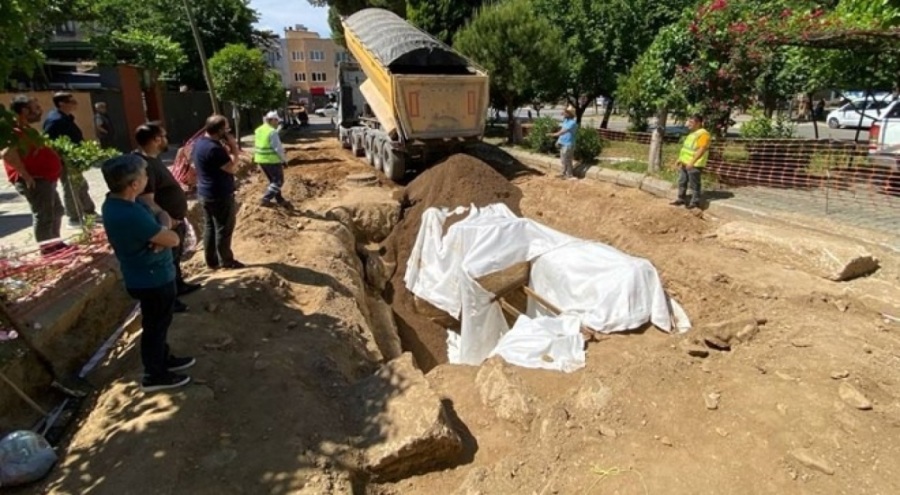 Yol çalışmasında bulunan tarihi mezar kapatıldı