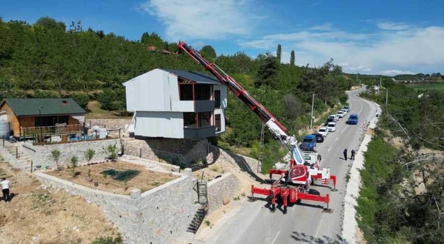 Bursa'da kaçak villayı vinçle taşıdı