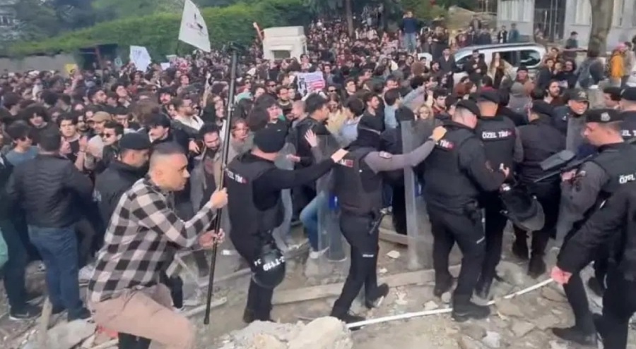 Boğaziçi Üniversitesi'nde öğrenciler tarafından tartışmalı isim protesto edildi